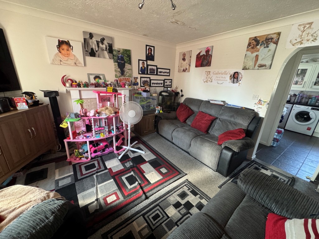Lot: 208 - FREEHOLD THREE-BEDROOM SEMI-DETACHED HOUSE - A RESIDENTIAL INVESTMENT - Living room